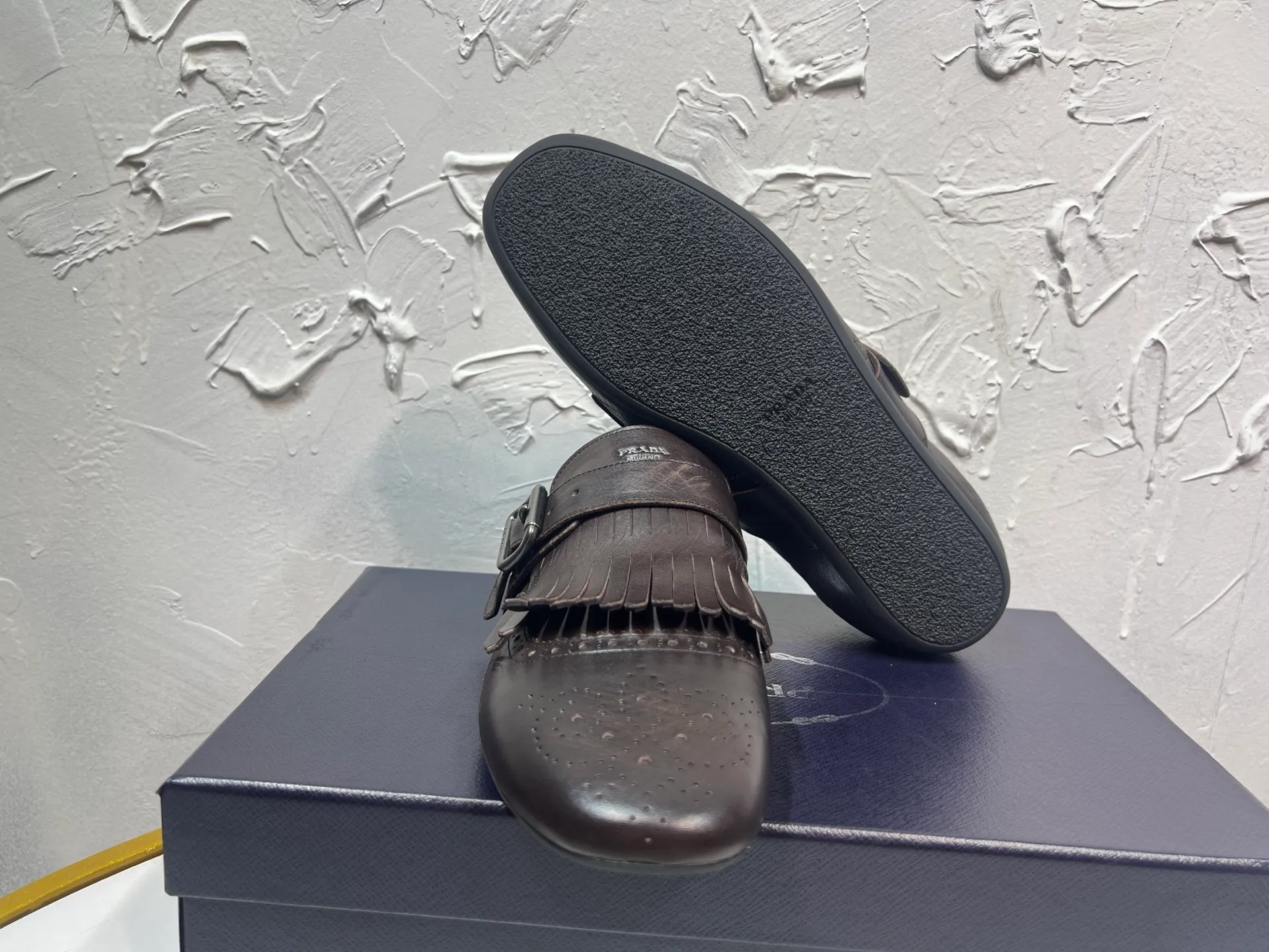 P820 ​​prada derby2025 spring and autumn latest Prada slip-on retro men's leather shoes, Shuffle tassel strap Monk shoes, original one-to-one development, outsole one-to-one molding, upper cowhide, lining and foot cowhide, rubber sole, original packaging Code number: 39-46